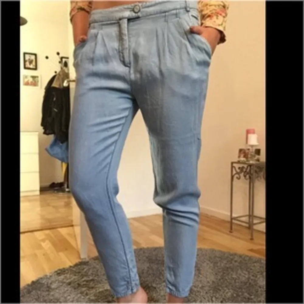 Sjukt snygga och sköna byxor från HM i stl 36. Ser ut som jeans men materialet är väldigt mjukt och skönt! (Blusen är oxå till salu!) . Jeans & Byxor.