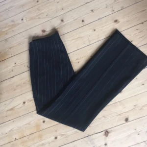  - Snygga kritstrecksrandiga kostymbyxor i storlek XS, enligt märket 38 men de sitter definitivt som XS. Utställda ben och hög midja! Köparen står för frakt eller möts upp i Stockholm 🐝