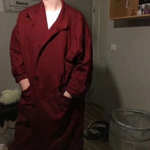  - Fin kappa från Monki! Mest en vår/sommar kappa men går också bra att användas på hösten!! Använd ett fåtal gånger, inte alls sliten!  Köparen står för frakten, kan också mötas upp runt helsingborgsområdet!!