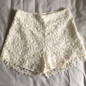  - Söta shorts från Hollister, två lager se andra bilden. Dragkedja i midjan, säljer pga för små 