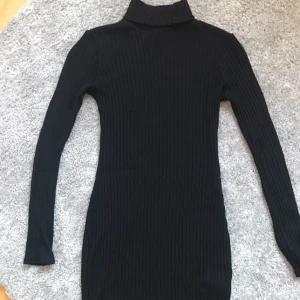  - Snygg ribbad poloklänning från Nelly trend. Aldrig använd!   