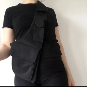  - Cross body bag, säljs liknande på Weekday men denna är vintage från 90-talet.