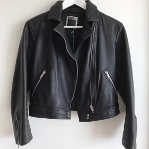  - Skinnjacka i superfint skick. Kort bikermodell.  