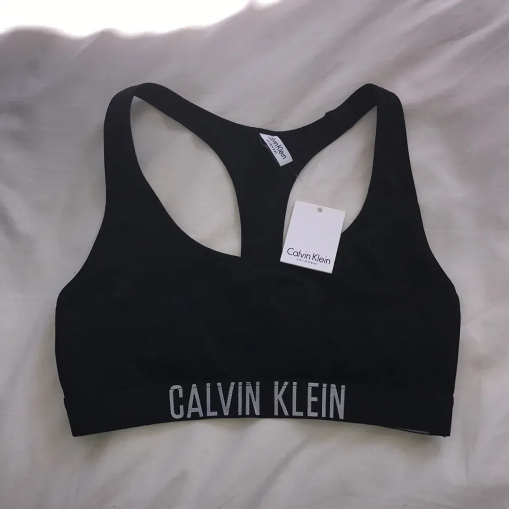 !!HELT NY!!! Superfin Calvin Klein bikiniöverdel! Fick i födelsedagspresent för någon vecka sedan men inte riktigt i min smak, så den förtjänar en ny ägare<3 frakt ingår! Pris går att diskuteras. Övrigt.