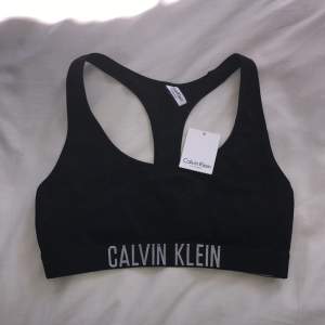 !!HELT NY!!! Superfin Calvin Klein bikiniöverdel! Fick i födelsedagspresent för någon vecka sedan men inte riktigt i min smak, så den förtjänar en ny ägare<3 frakt ingår! Pris går att diskuteras
