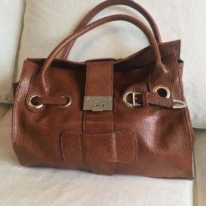  - ÄKTA JIMMY CHOO VÄSKA I SKINN