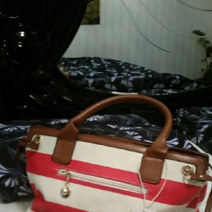  - Jag säljer jättesnyg ny väska med dubbel axel och liten silk scarf.  