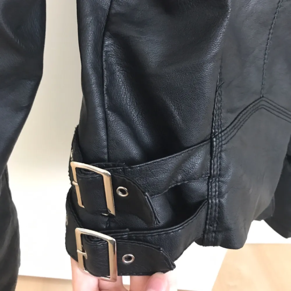 Moto jacket från Chiquelle i storlek Small/38, använd 1-2 gånger, säljes pga för stor. Ordinarie pris 699:- . Jackor.