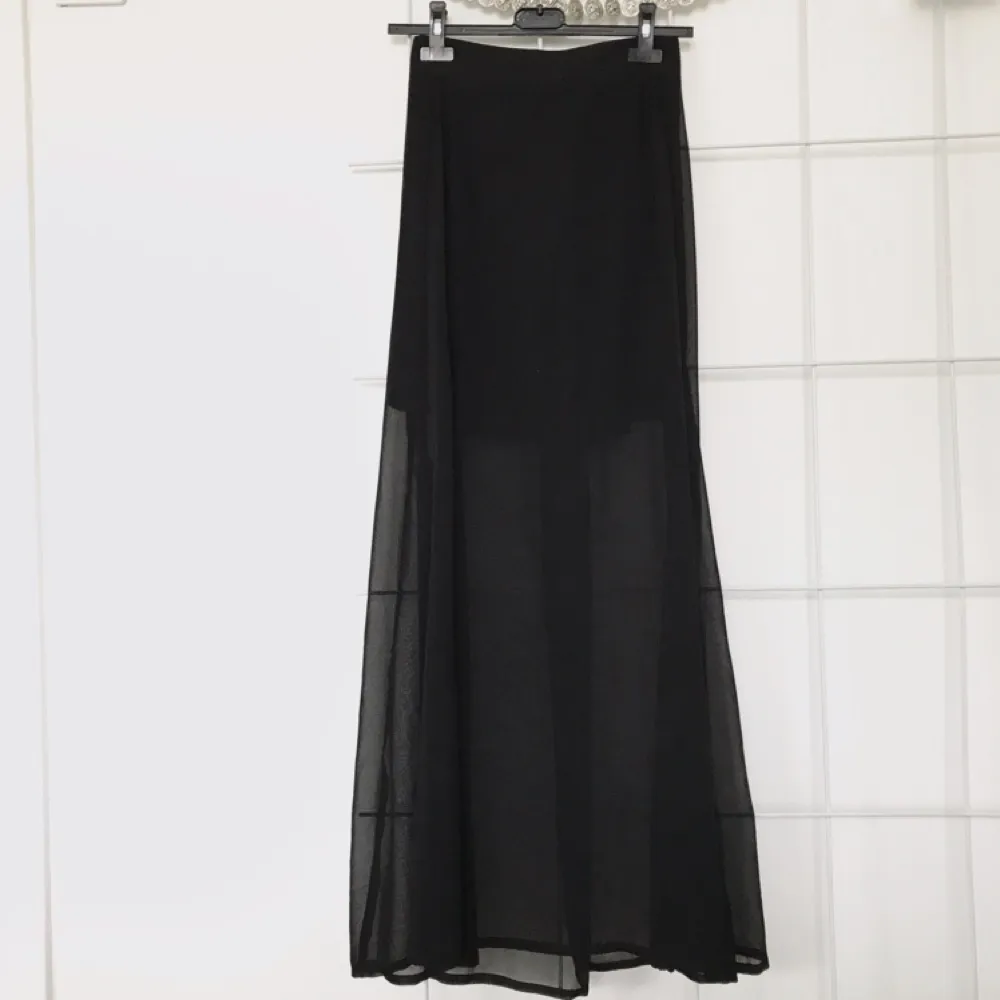 Transparent långkjol med svart kortare underkjol, inköpt för några år sedan men endast använd 2 gånger.. Kjolar.