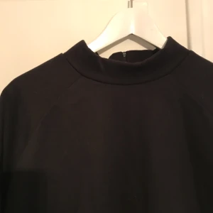  - Mysig tröja med halvpolo från monki, mjuk på insidan och i lite hoodie-material. Dragkedja i nacken + trekvartsärm. Använd ca 2-3 gånger. Möts upp i Stockholm eller skickar mot fraktkostnad.