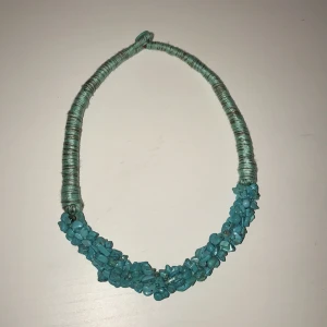  - Halsband i stelare modell, helt oanvänt. Köparen stor för eventuell frakt. Tveka inte på att höra av er för mer info!🍑