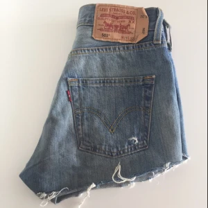  - Superfina Levisshorts med fin slitning. Köparen står för frakt 🌈
