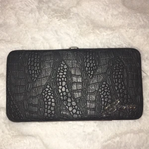  - Fint skick, använd max 2 gånger. Köpt i guess butik i USA. Bjuder på frakten