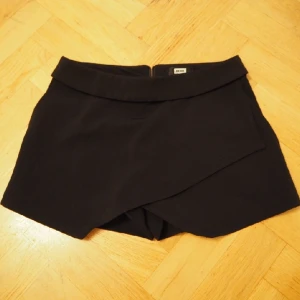  - shorts som ser ut som kjol