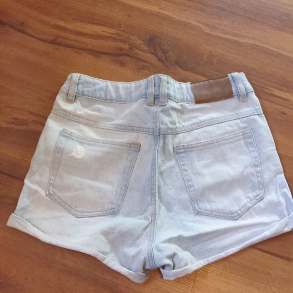 Ljusa jeansshorts, köpt på Kappahl. Köpare står för frakt . Shorts.