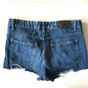  - Blå shorts i storlek 36 men de passar egentligen en med storlek 38.