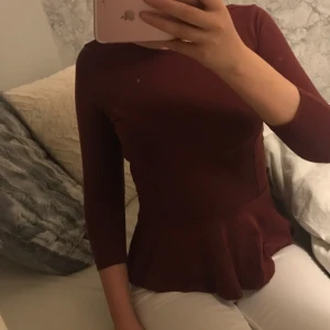  - vinröd tröja från bikbok, jätte bra skick