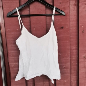  - Bedårande linne i linnetyg från Branting i storlek M men passar mig som är en xs/s utmärkt. Använt cirkus 3ggr och säljer pga inte riktigt min stil🌸 (ord pris 699kr) Köpare står för ev frakt💖