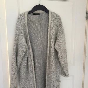  - Mysig grå kofta,köpt i London. 