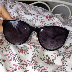  - Svarta helt oanvända solglasögon!