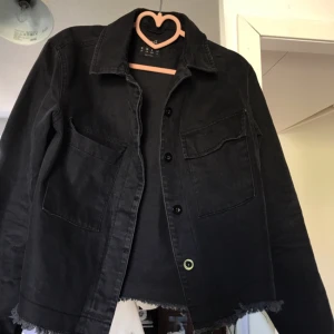  - Svart jeansjacka