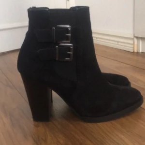  - Skor från river island, köpta för 849. Knappt använda.