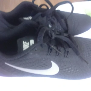  - Helt nya Nike skor.