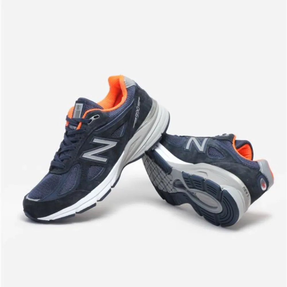 New Balance skor i den populära modellen v990NV4.  Skorna är i storlek 39 (US 8) och enbart använda en gång. Nypris ca 2000:-  Säljes eftersom de är för stora!. Skor.