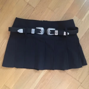  - Söt svart kjol.  Finns dragkedja där bak som knappt syns. (Bälte ingår ej)