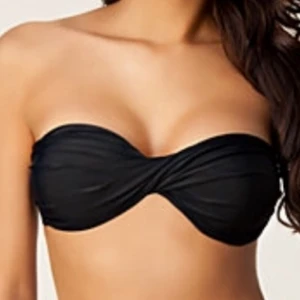  - Tre olika bikinitoppar 👙 1️⃣-Från Nelly, twist bandeau top, strl XS, oanvänd. 2️⃣-strl M, band tillkommer om man vill knyta runt halsen. 3️⃣-Rosa trekantsbikini från twilfit strl S.