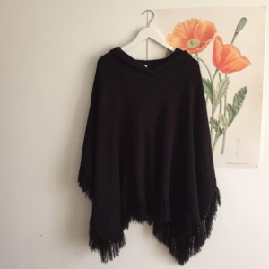  - Poncho från Monki ✨