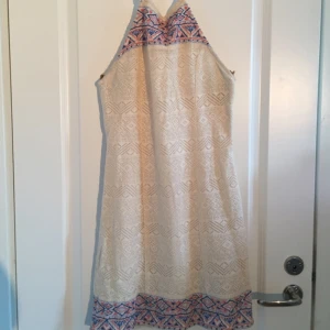  - Klänning från Hollister stl 0. Jätteskönt material och fin öppen rygg