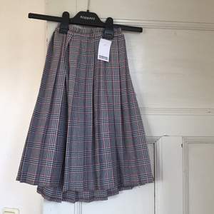 Säljer denna helt nya oanvända kjol från humana!  Storlek: XXS/XS  