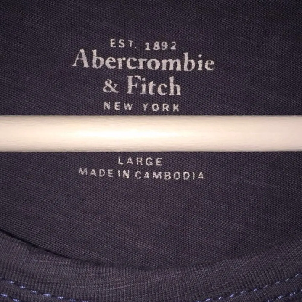 säljer ett linné ifrån abercrombie and fitch som är i storlek L men är jätte liten i storleken så mer en XS/S.. Toppar.