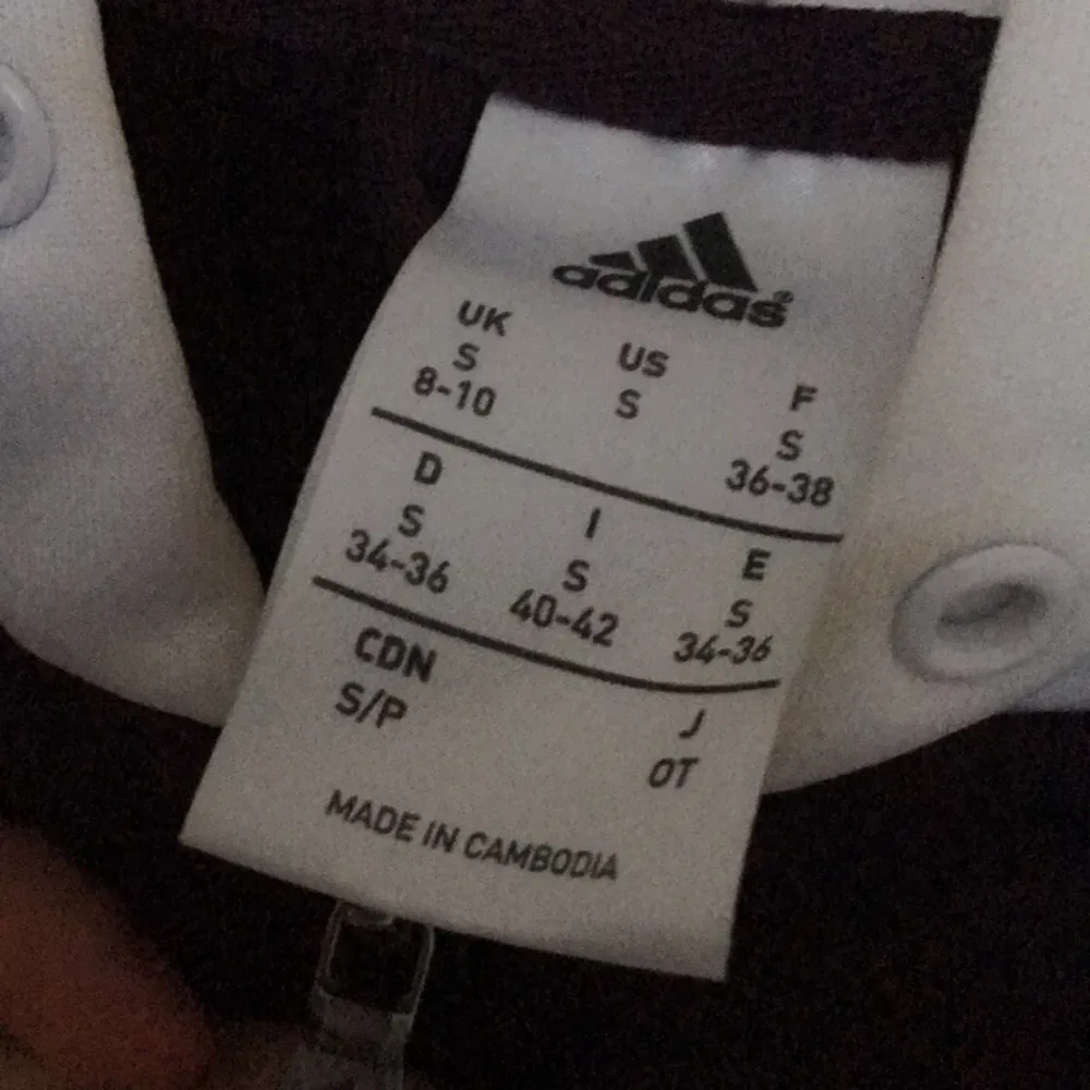 Adidas kofta! Köparen står för frakten :) pris kan diskuteras vid köp av de matchande byxorna (dvs vid köp av hela dressen) :). Hoodies.