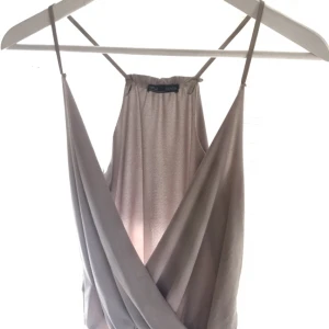  - Beige body från Zara i storlek Small, använd 1 gång!