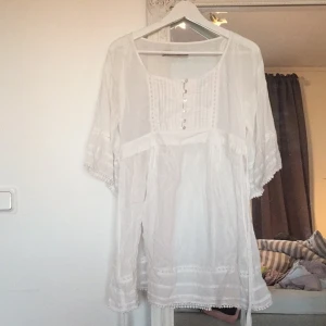  - Vit sommarklänning i bra skick från zara! 