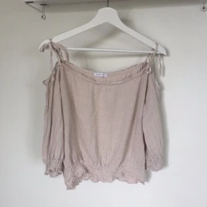  - Handsydd beige/ljusrosa off-shoulder blus köpt i Italien 💖