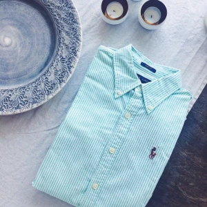  - Grön skjorta från Ralph Lauren i storlek 34, är i modellen slim fit och sitter väldigt fint på! Säljer skjortan för 350:- eller tillsammans med en likadan skjorta i färgen rosa för 600:- tillsammans. Köparen står för eventuell frakt 🌸