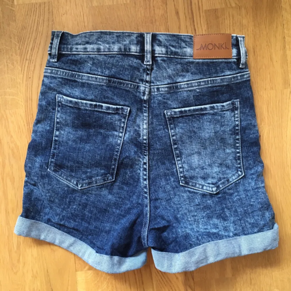 högmidjade jeansshorts från monki! väldigt sköna men har tyvärr växt ur dem :(( köparen står för frakten! 🌸. Shorts.