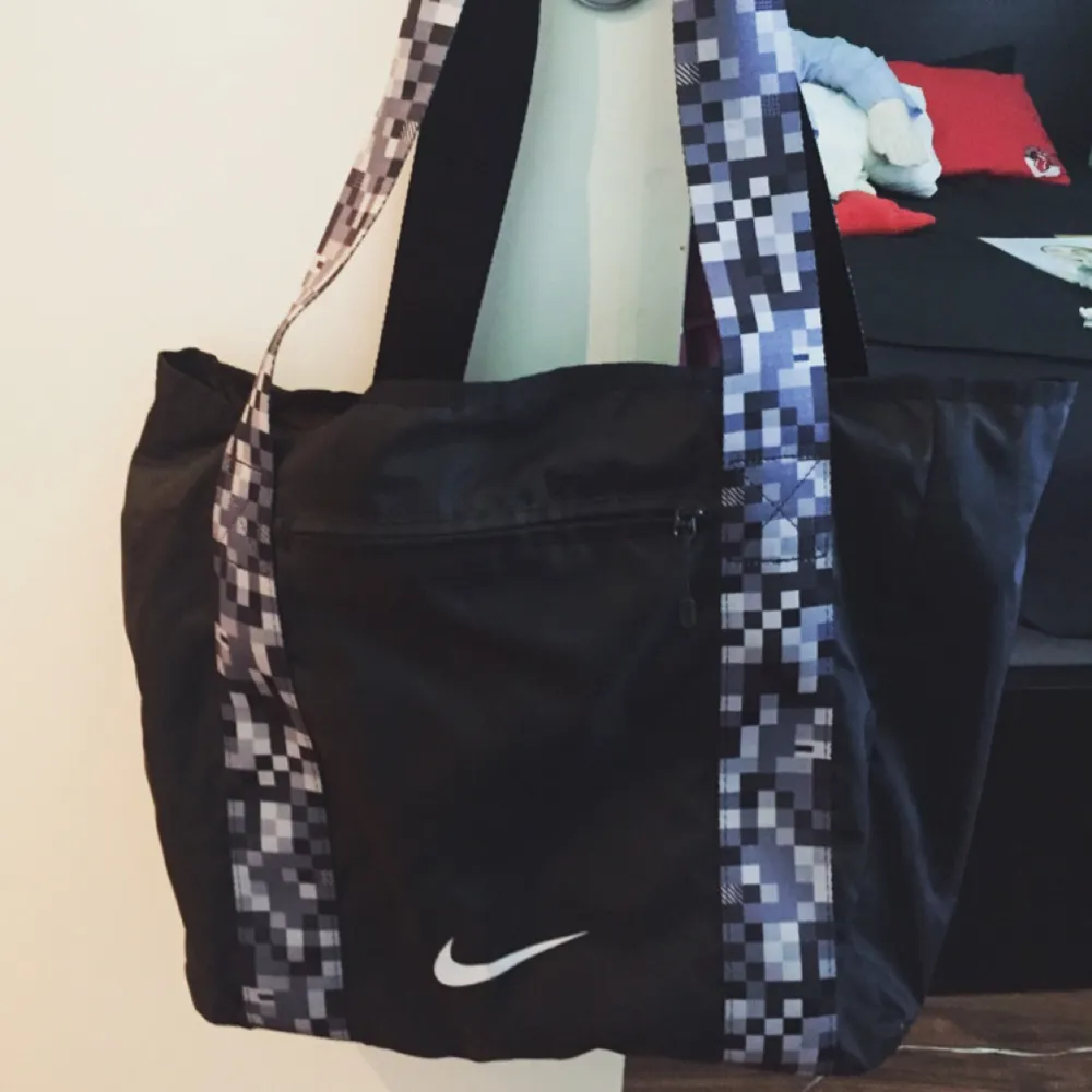 Nike tränings bag, knappt använd. Ett ytterfack som ni ser ett innerfack också.. Väskor.