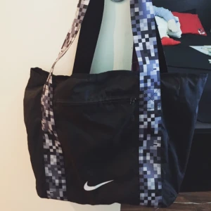  - Nike tränings bag, knappt använd. Ett ytterfack som ni ser ett innerfack också.