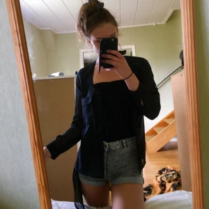  - Luftig skjorta från Rut m.fl. som är kort fram och lång bak, den är stl 34 men sitter löst på mig och jag har vanligtvis S, gratis frakt!🌻