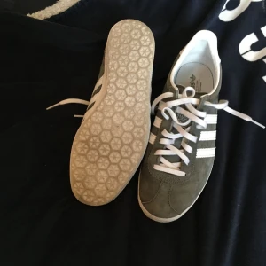  - Ljusgråa Adidas gazelle, använda ett fåtal gånger, i nyskick! Hämtas innanför tullarna alternativ köpare betalar frakt 