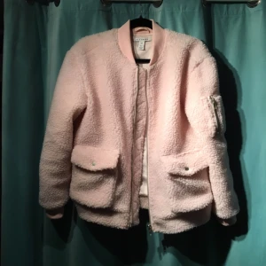  - Fluffig jacka från Nelly. Ljusrosa 