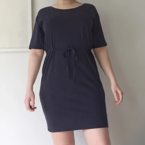  - Helt ny Basic Tee Dress från Weekday.