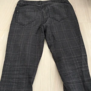  - Pattern jeans, grey & black. Size XS. Used a couple of times, but still in really good shape. Stretchy = really comfortable! Shipping will be added. Payment through SWISH.