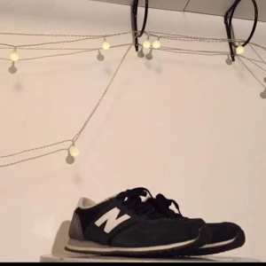  - Ny balans här kompisar!!  Lite slitna vid snörena men inget man tänker på ALLS. Faktiskt rätt fräscha om jag får sägat sj 🌸  FRI FRAKT 🌈