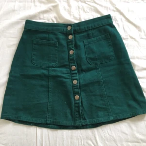  - Mörkgrön kjol från Urban outfitters! M från början men sydde in den lite så passar en 36/38! Inköpspris🍒🍒🍒🍒🍒 400 kr ca. Billig frakt tillkommer! 