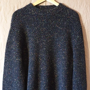 COS | Stickad Jumper | ULL | Medium - En "blå" stickad ull jumper med röda, gula och gröna prickar av svenska premium märket COS, använd 2 gånger så praktiskt sett ny. 